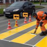 2PCS Traffic Arrow Detour Signs, Double-sided Durable Orange Ro Cone Top Directional Left Right Guiding Arrows Sign for Ro Barrice Construction Area Underground Parking